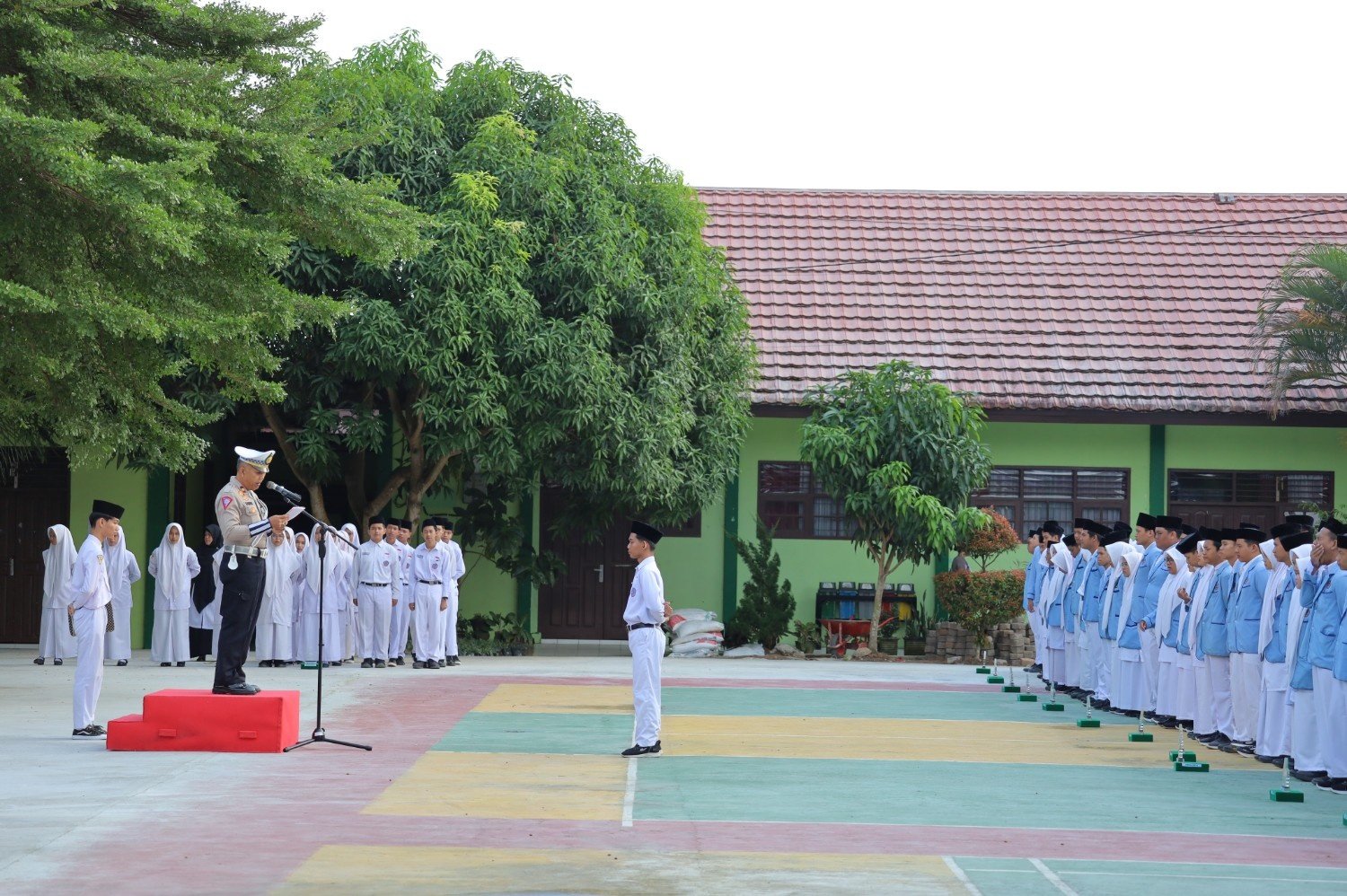 Pembina Upacara Hari Senin, Kanit Kamsel Satlantas Polres Paser Ajak Murid MAN Paser Utamakan Keselamatan Berlalulintas